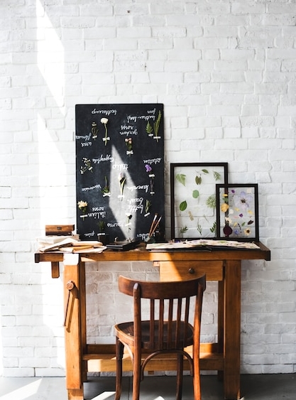 Фото как дизайн компьютерного стола в гостиной