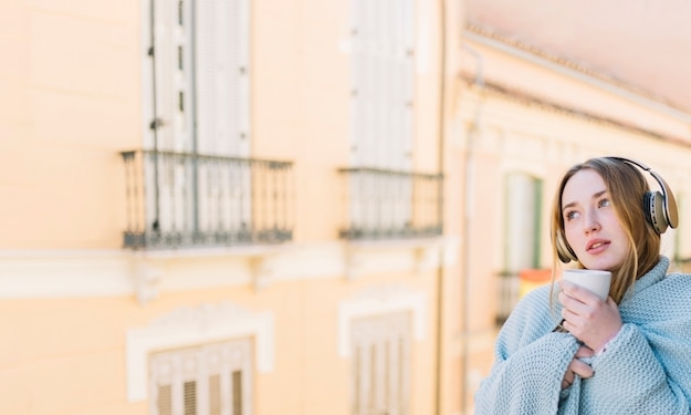 Как по английски напротив двери окно