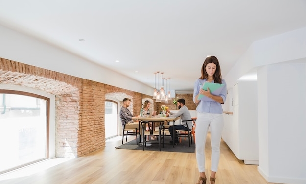 Как увеличить комнату укладкой ламината