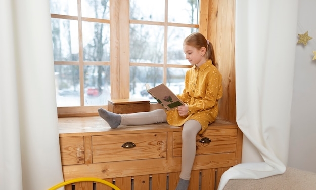 Дизайн кухни с использованием подоконника как стола