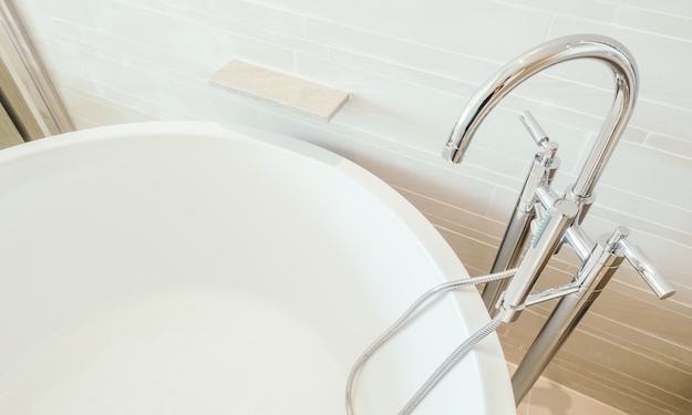 Как спрятать трубу в ванной дизайн