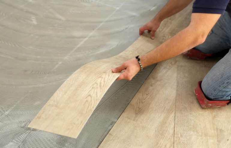 Кварцвиниловая плитка и ошибки, которых стоит избежать при укладке